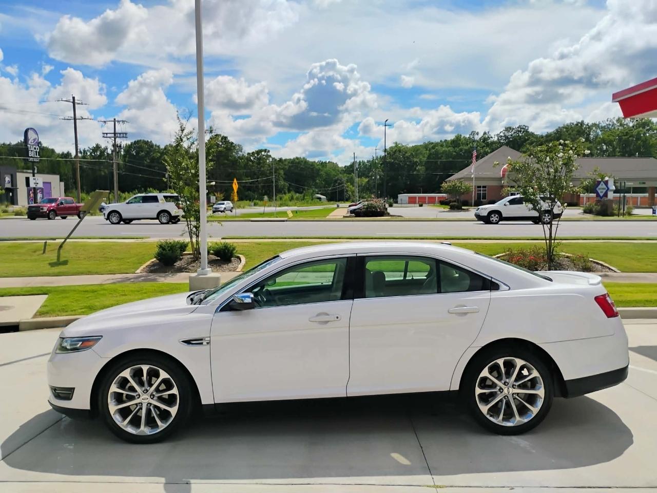 Ford Taurus Limited FWD 2018