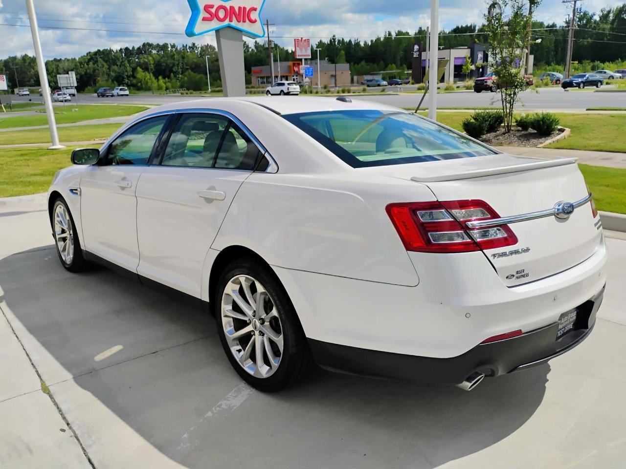 Ford Taurus Limited FWD 2018