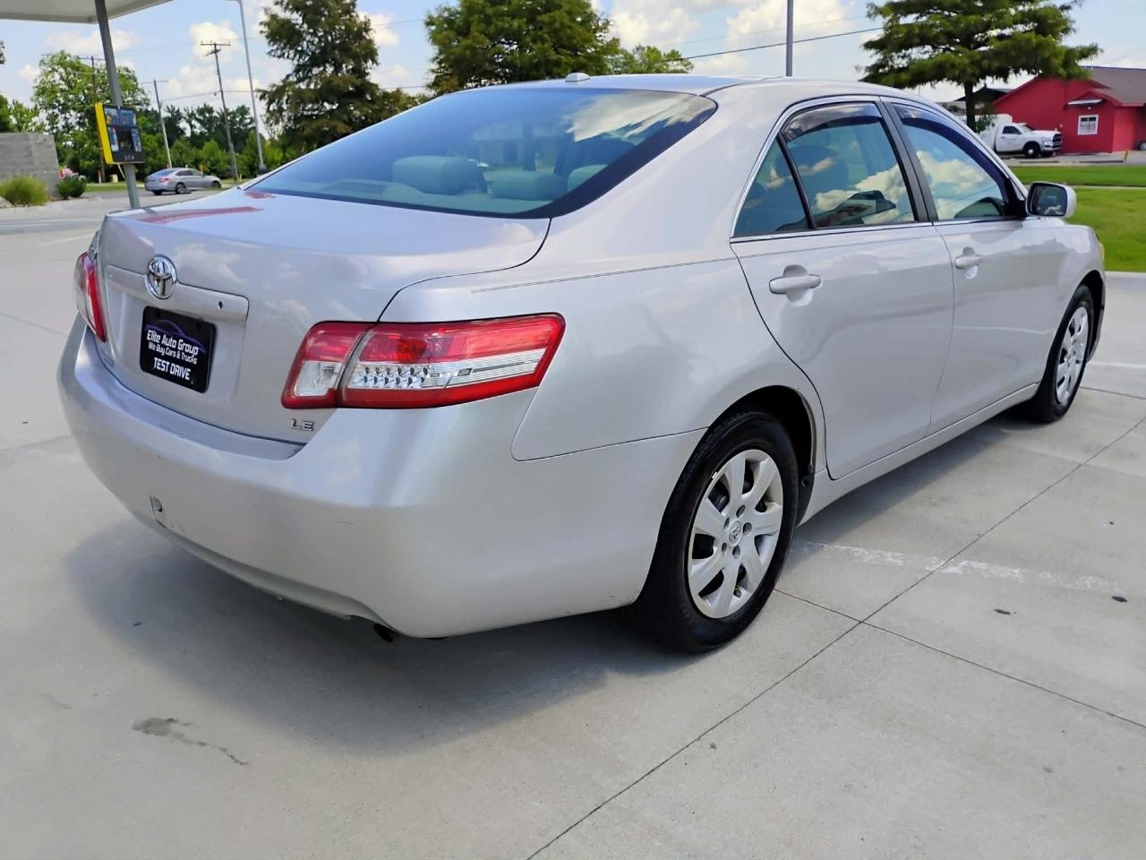 Toyota Camry 4dr Sdn I4 Man LE (Natl) 2011