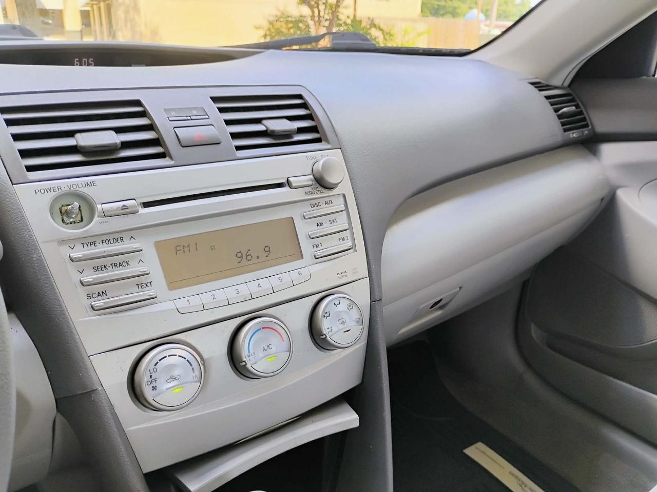 Toyota Camry 4dr Sdn I4 Man LE (Natl) 2011