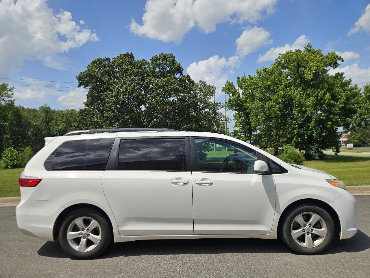 Toyota Sienna 5dr 8-Pass Van LE FWD (Natl) 2015