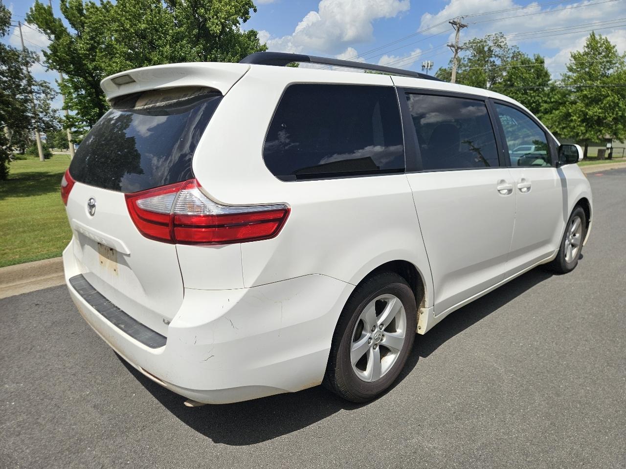 Toyota Sienna 5dr 8-Pass Van LE FWD (Natl) 2015