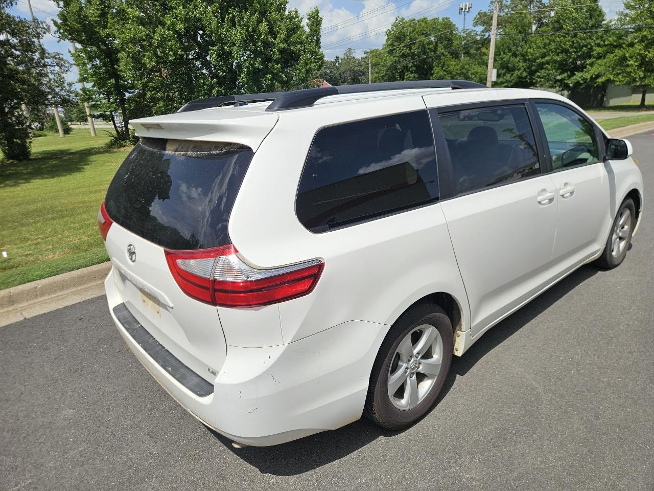 Toyota Sienna 5dr 8-Pass Van LE FWD (Natl) 2015