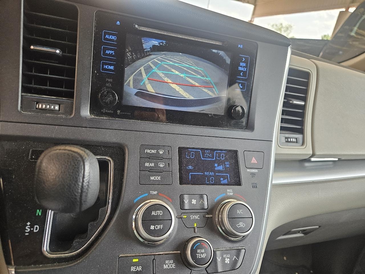 Toyota Sienna 5dr 8-Pass Van LE FWD (Natl) 2015