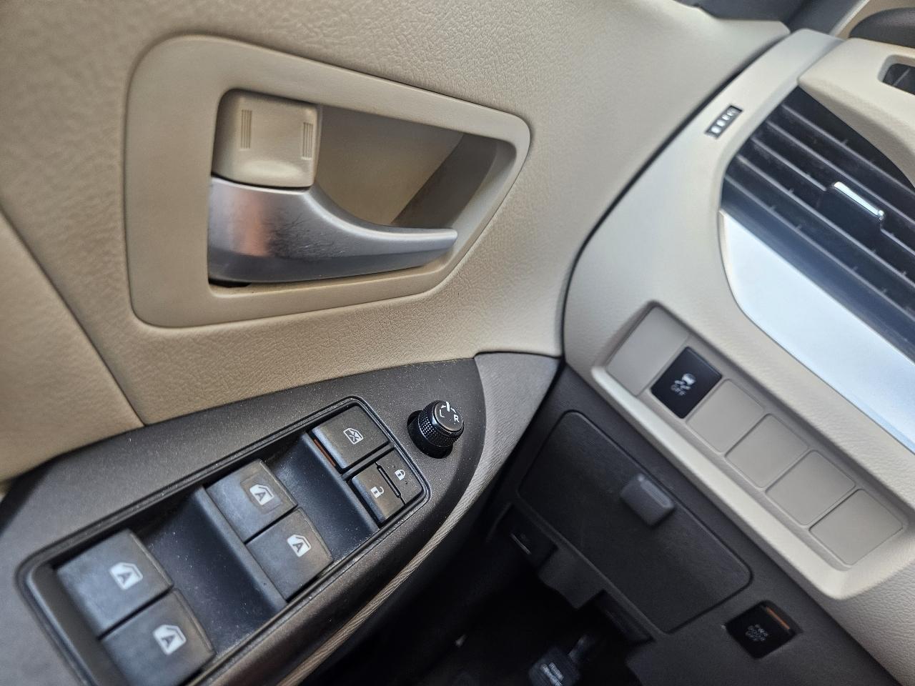 Toyota Sienna 5dr 8-Pass Van LE FWD (Natl) 2015