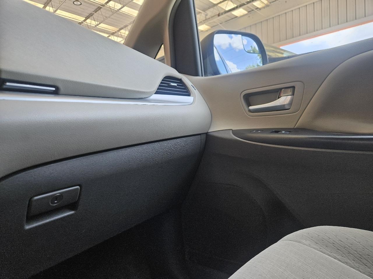 Toyota Sienna 5dr 8-Pass Van LE FWD (Natl) 2015