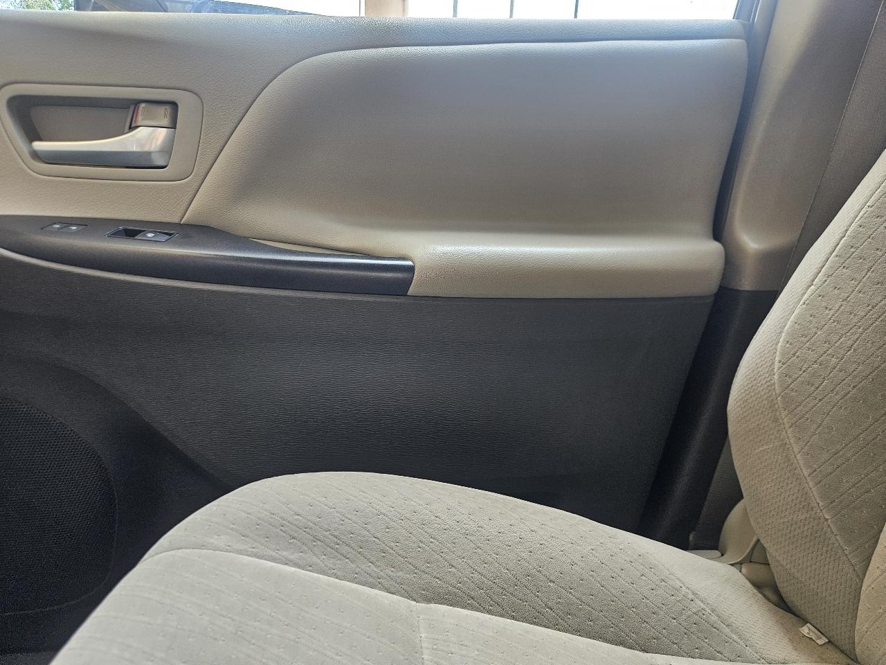 Toyota Sienna 5dr 8-Pass Van LE FWD (Natl) 2015