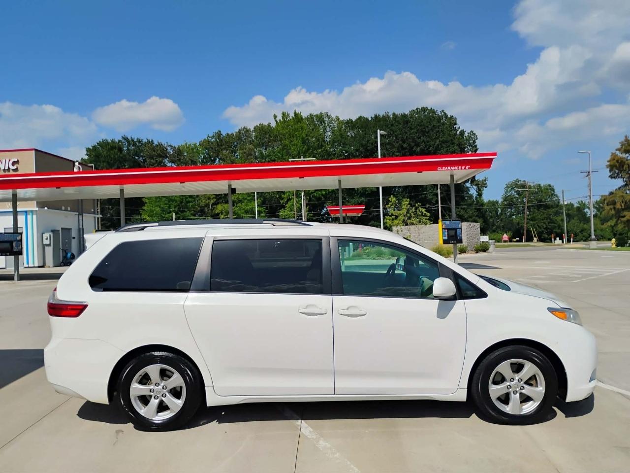 Toyota Sienna 5dr 8-Pass Van LE FWD (Natl) 2015