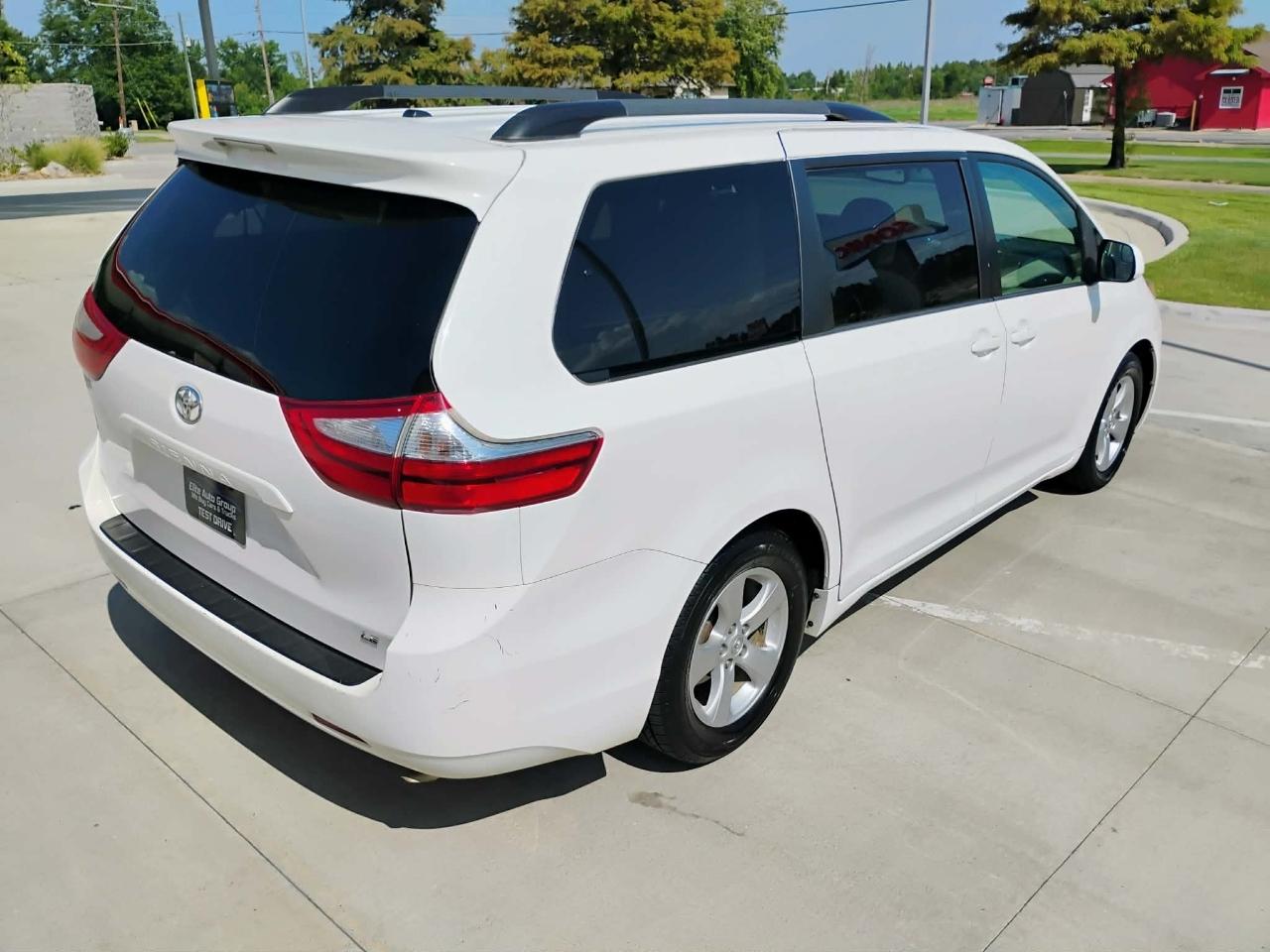 Toyota Sienna 5dr 8-Pass Van LE FWD (Natl) 2015