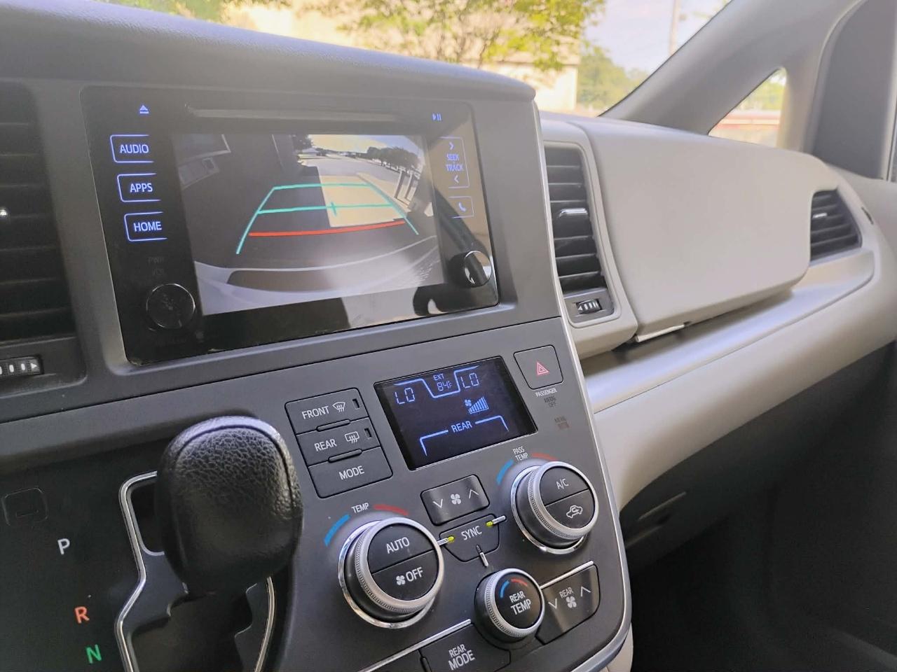 Toyota Sienna 5dr 8-Pass Van LE FWD (Natl) 2015