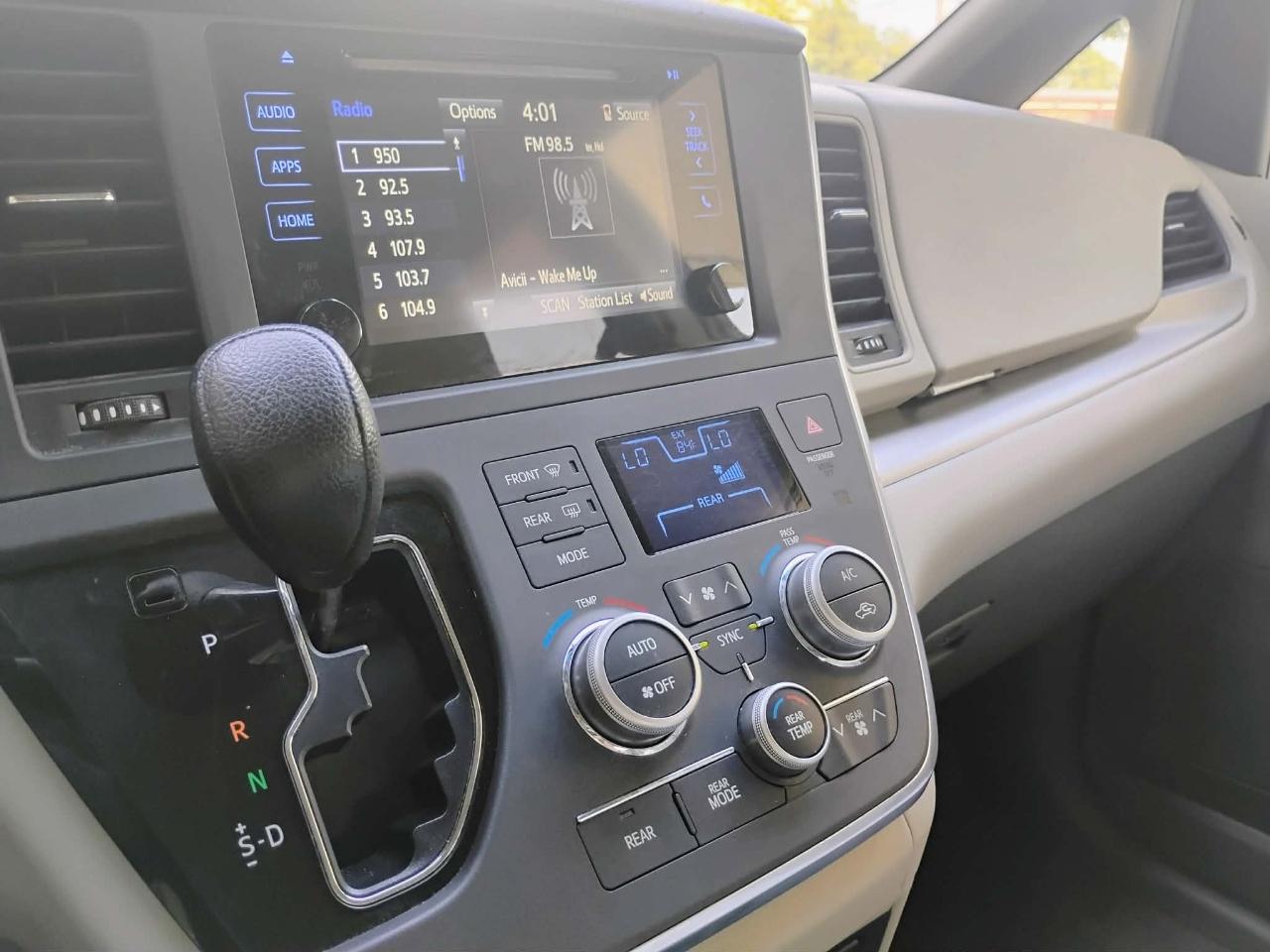 Toyota Sienna 5dr 8-Pass Van LE FWD (Natl) 2015