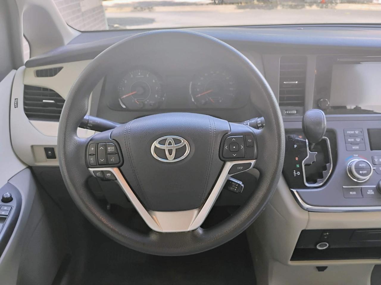 Toyota Sienna 5dr 8-Pass Van LE FWD (Natl) 2015