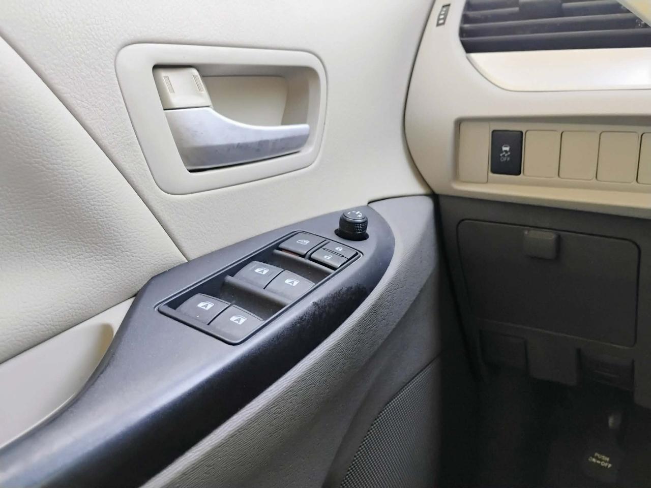 Toyota Sienna 5dr 8-Pass Van LE FWD (Natl) 2015