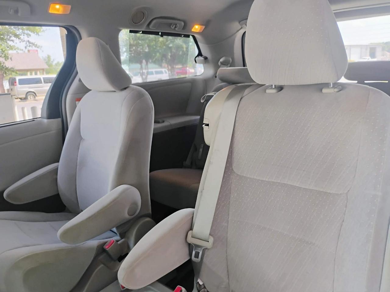 Toyota Sienna 5dr 8-Pass Van LE FWD (Natl) 2015