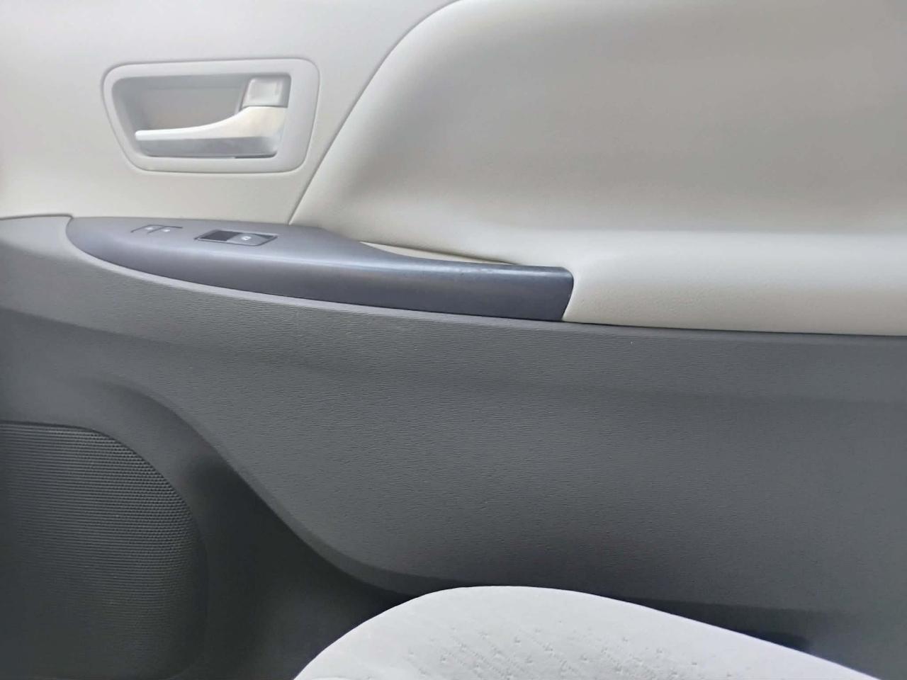 Toyota Sienna 5dr 8-Pass Van LE FWD (Natl) 2015