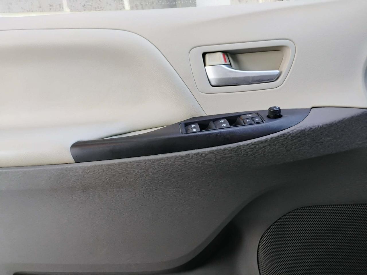 Toyota Sienna 5dr 8-Pass Van LE FWD (Natl) 2015