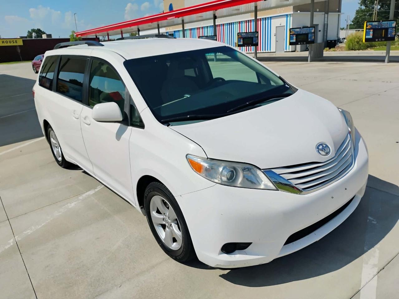 Toyota Sienna 5dr 8-Pass Van LE FWD (Natl) 2015