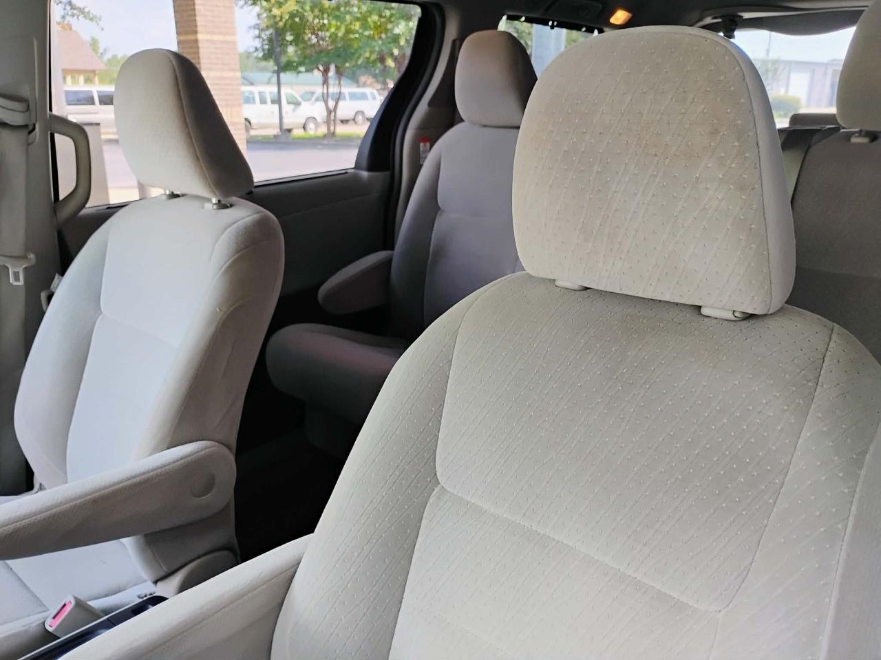 Toyota Sienna 5dr 8-Pass Van LE FWD (Natl) 2015