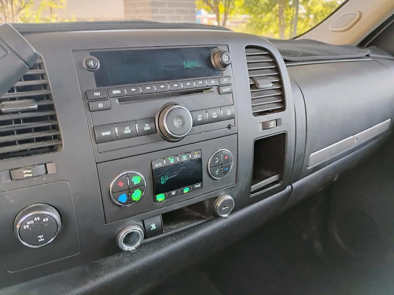 Chevrolet Silverado 1500 4WD Crew Cab 143.5" LT 2011
