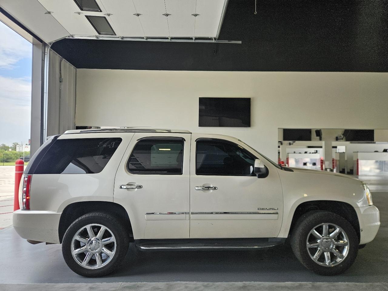GMC Yukon 2WD 4dr 1500 Denali 2011
