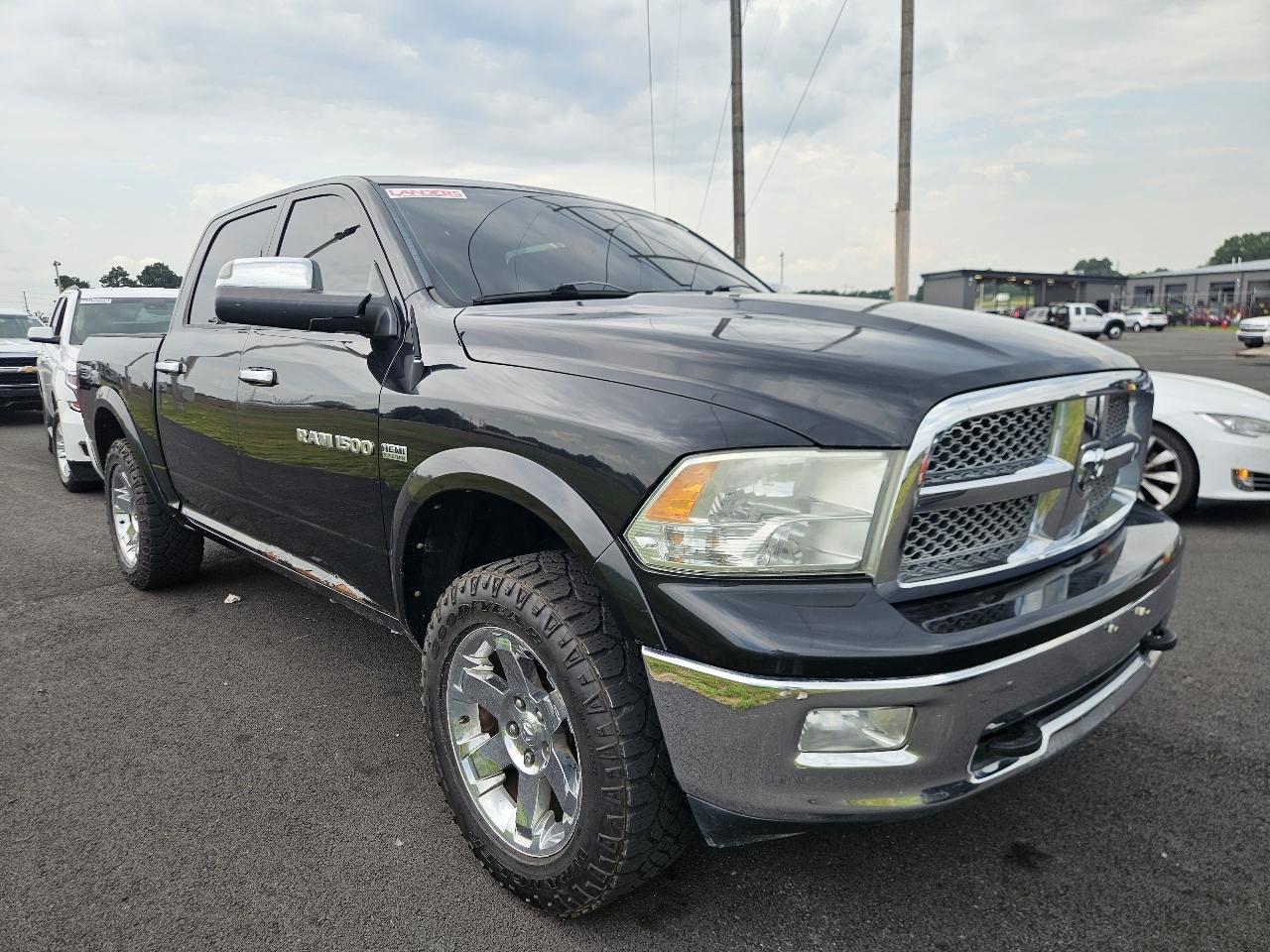 RAM 1500 4WD Crew Cab 140.5" Laramie 2011