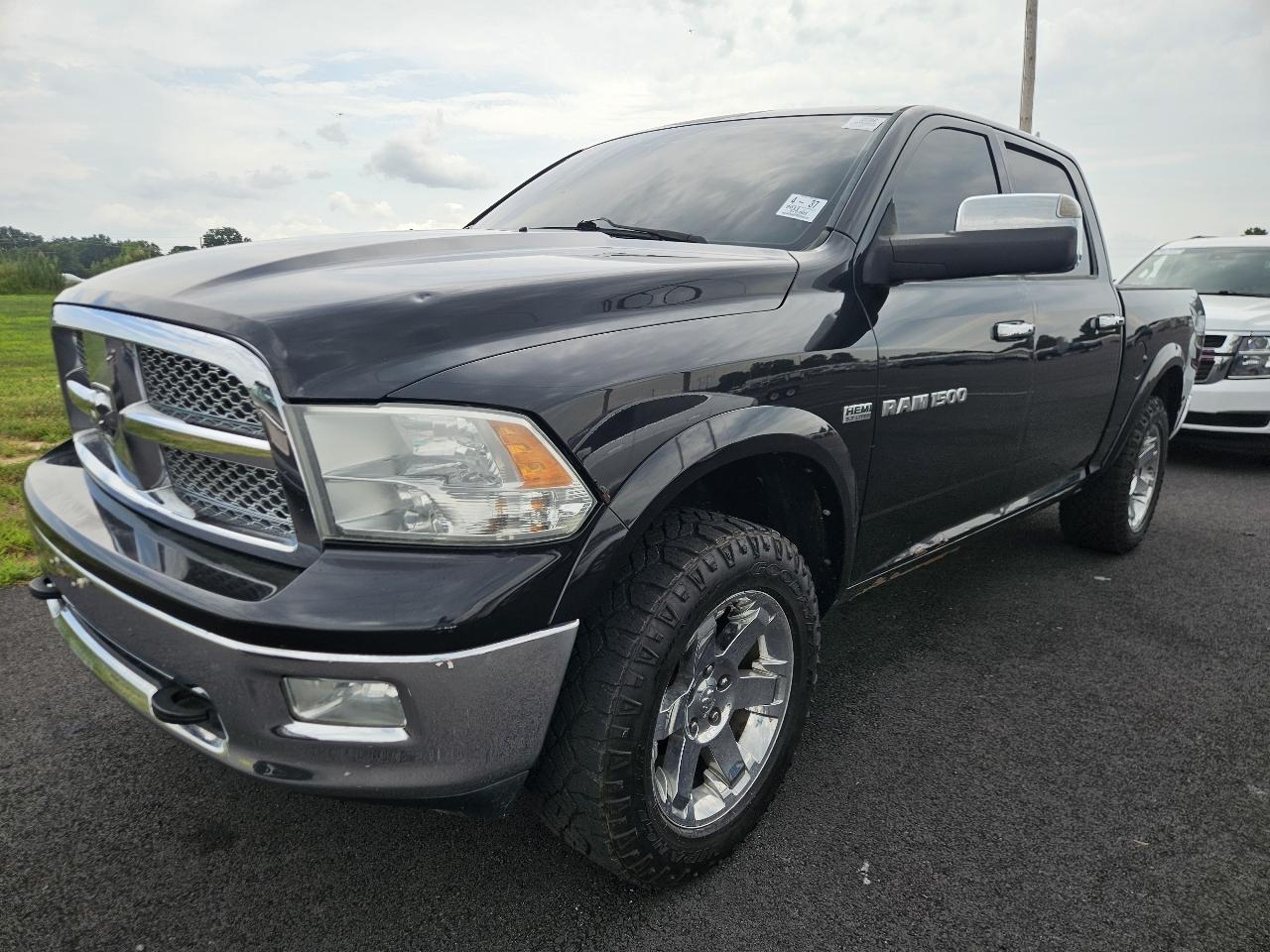 RAM 1500 4WD Crew Cab 140.5" Laramie 2011