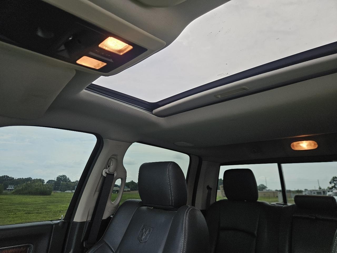 RAM 1500 4WD Crew Cab 140.5" Laramie 2011