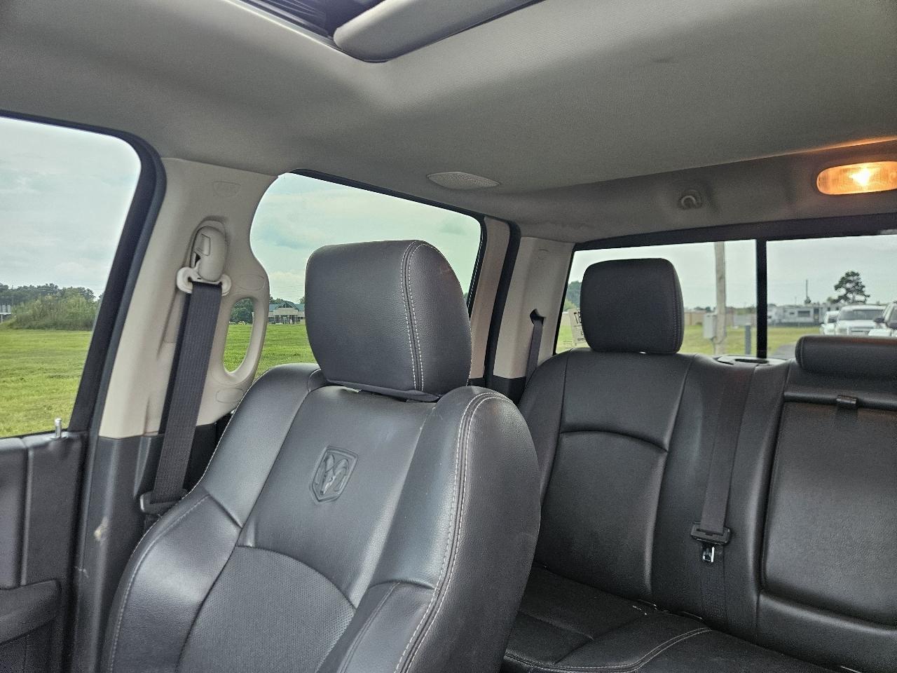 RAM 1500 4WD Crew Cab 140.5" Laramie 2011