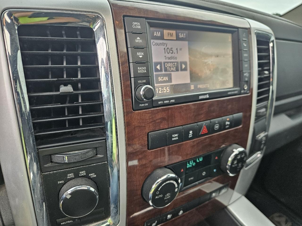 RAM 1500 4WD Crew Cab 140.5" Laramie 2011