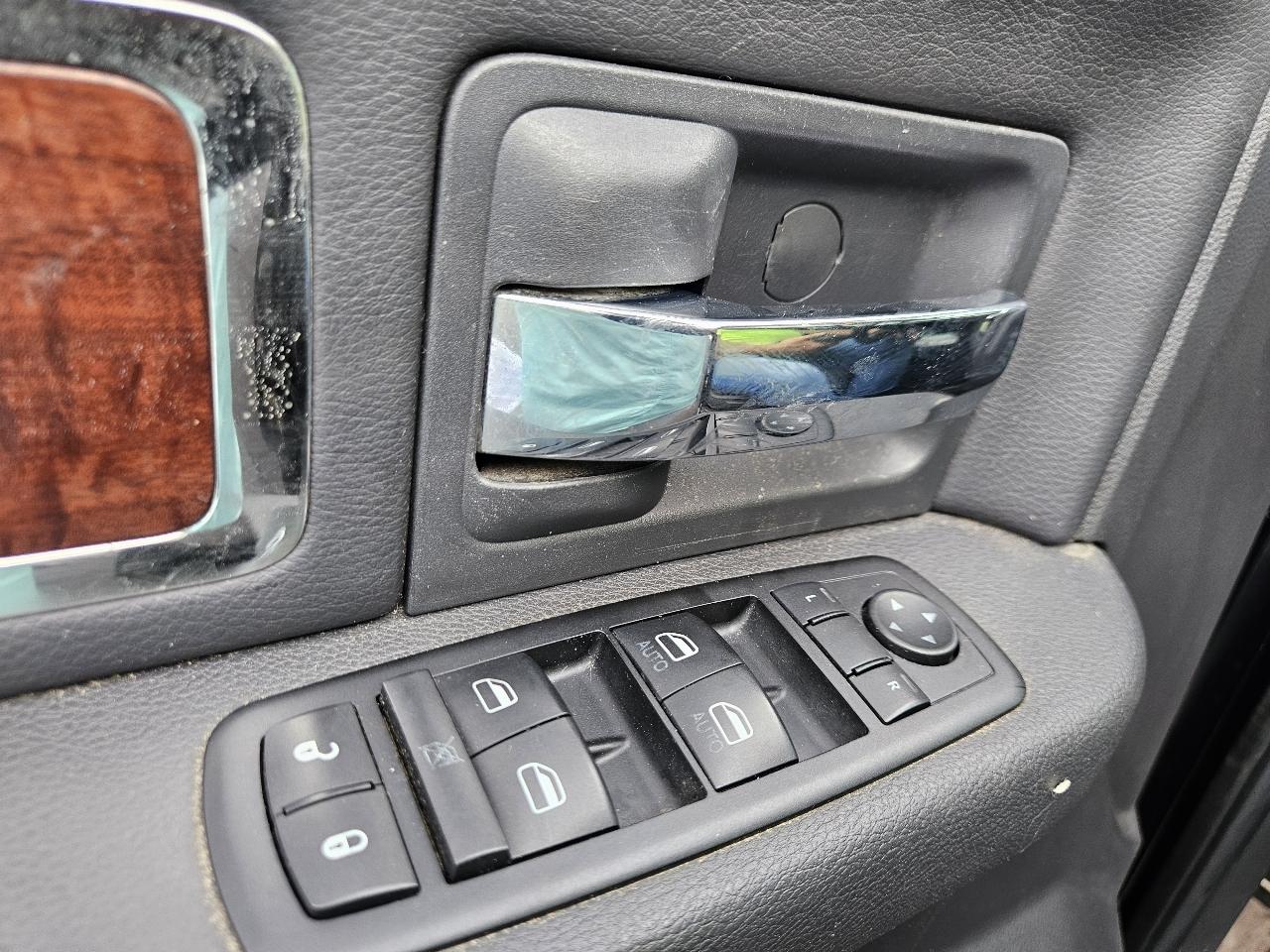 RAM 1500 4WD Crew Cab 140.5" Laramie 2011