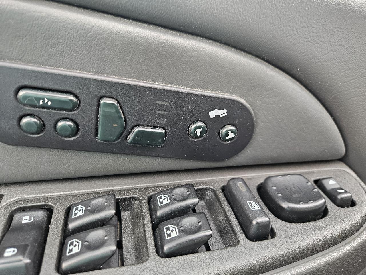 Chevrolet Avalanche 1500 5dr Crew Cab 130" WB 4WD 2003