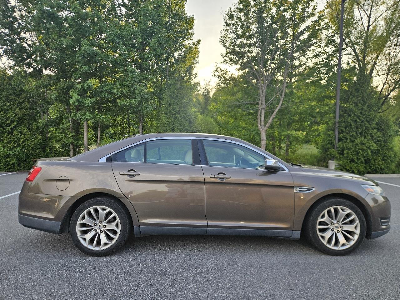 Ford Taurus 4dr Sdn Limited FWD 2015