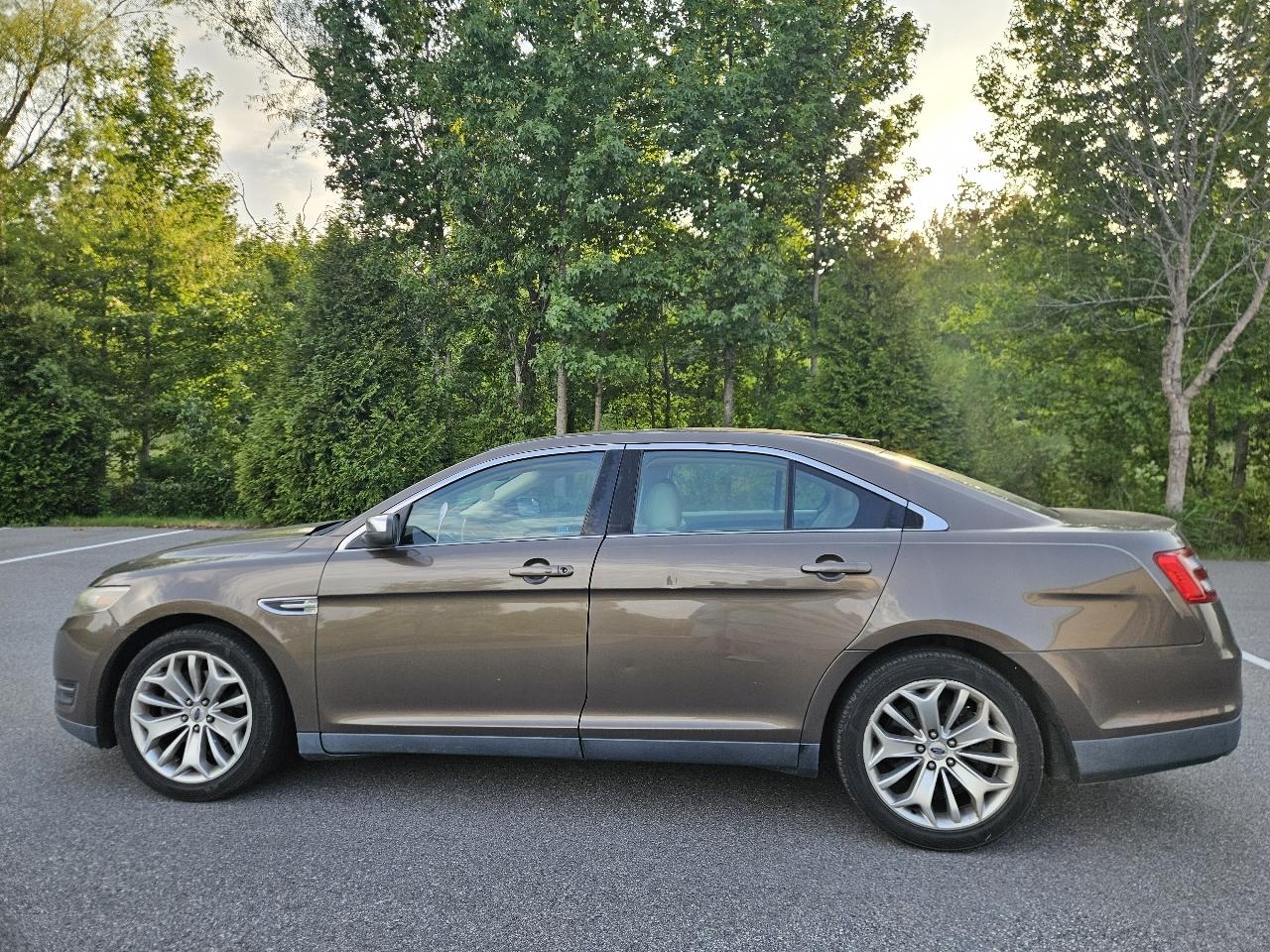Ford Taurus 4dr Sdn Limited FWD 2015