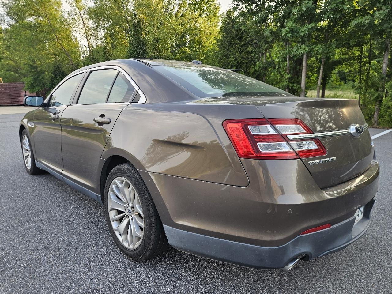 Ford Taurus 4dr Sdn Limited FWD 2015