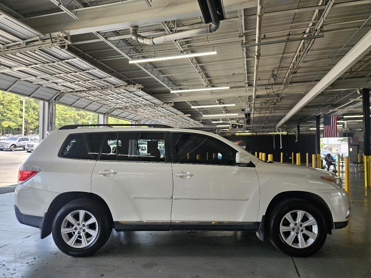 Toyota Highlander FWD 4dr V6 (Natl) 2013