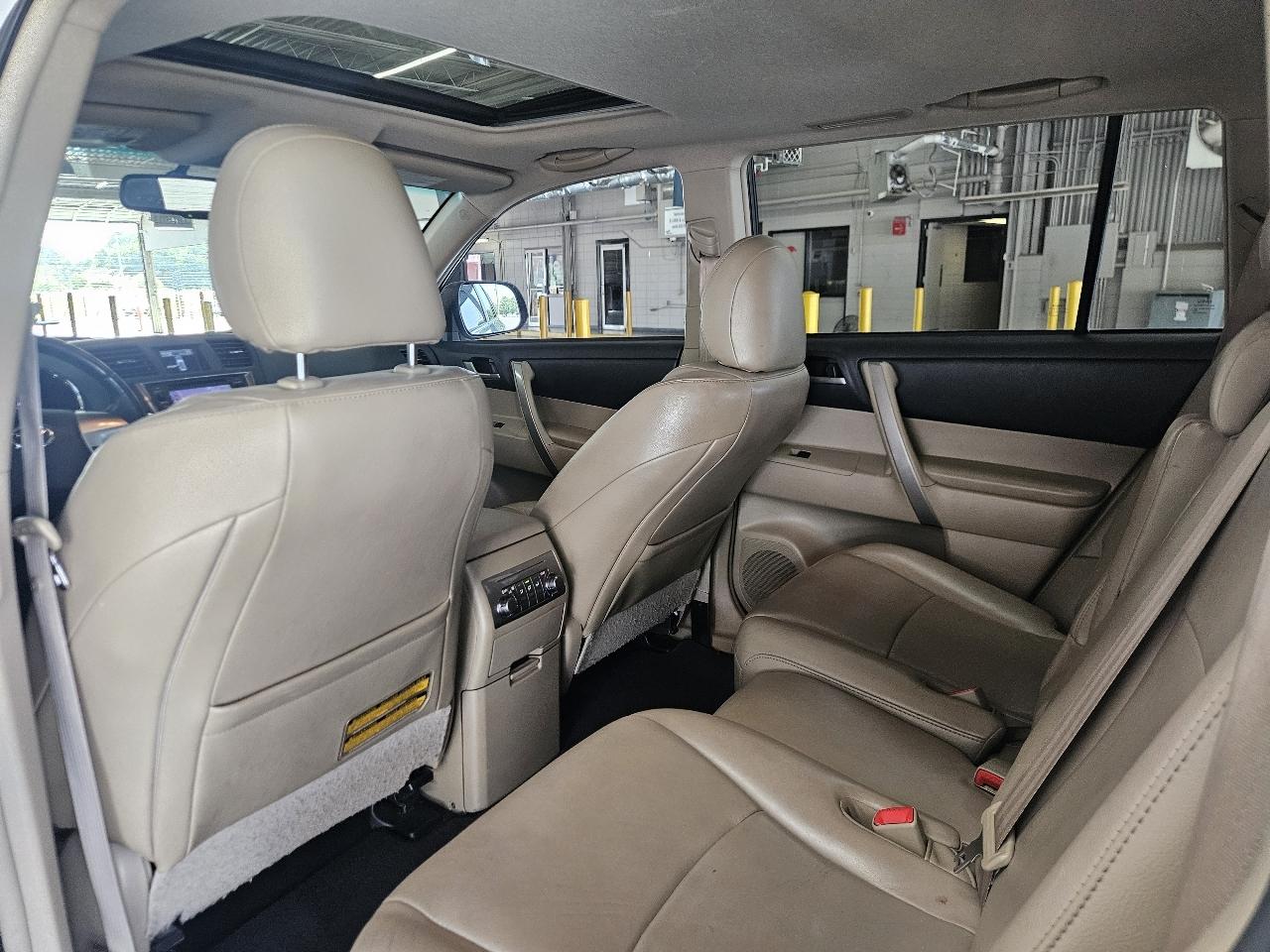 Toyota Highlander FWD 4dr V6 (Natl) 2013