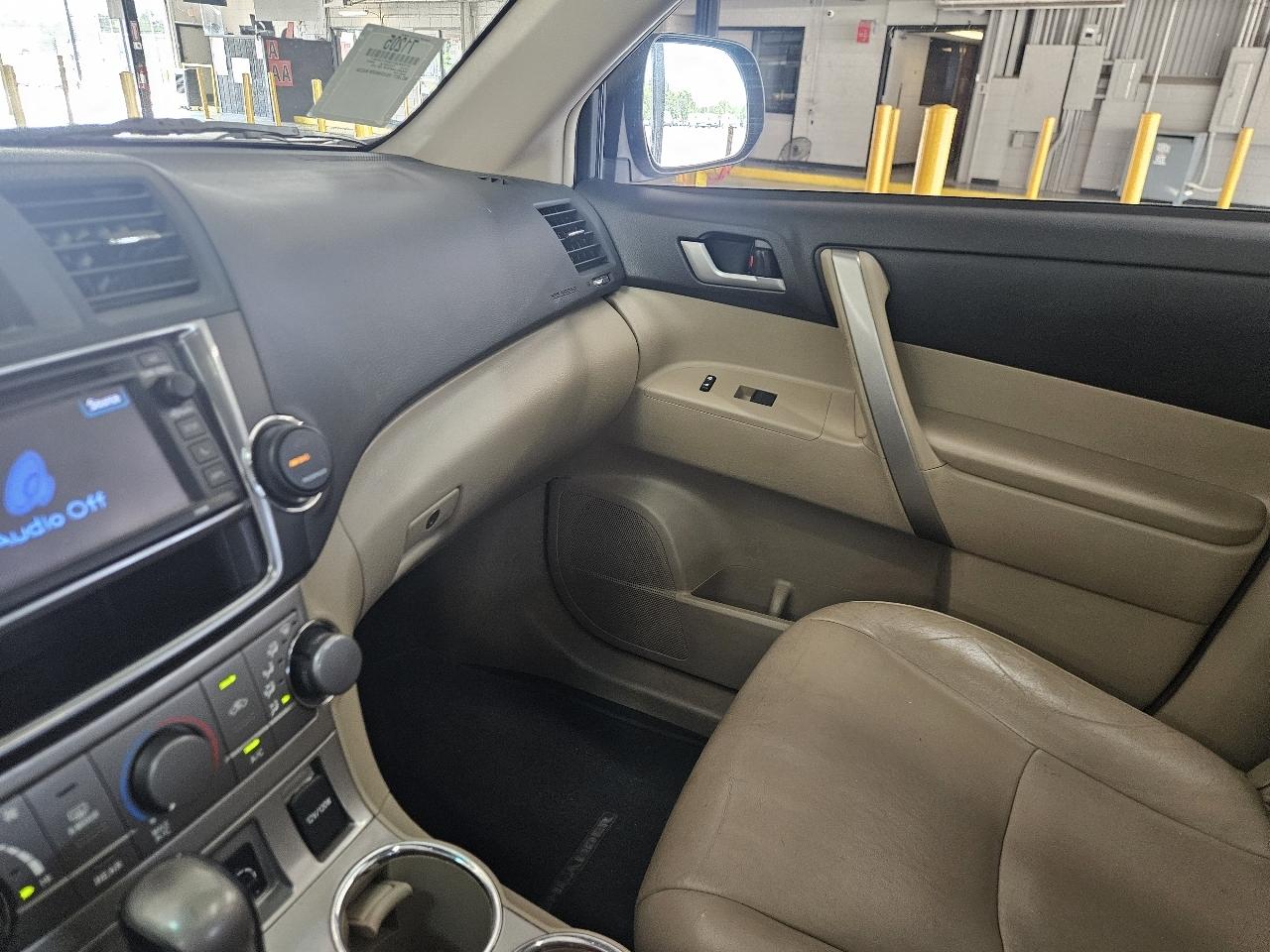 Toyota Highlander FWD 4dr V6 (Natl) 2013
