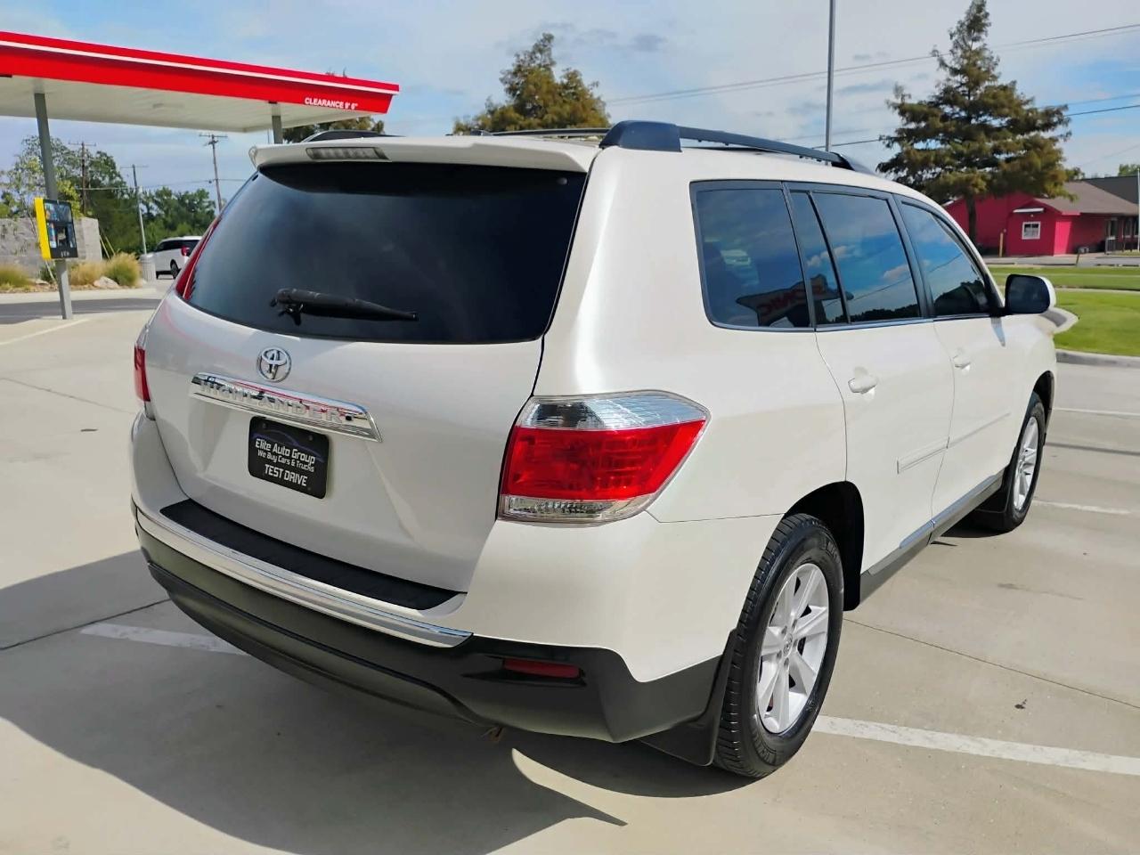 Toyota Highlander FWD 4dr V6 (Natl) 2013
