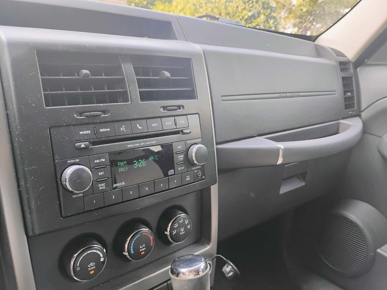 Jeep Liberty 4WD 4dr Sport Latitude 2012