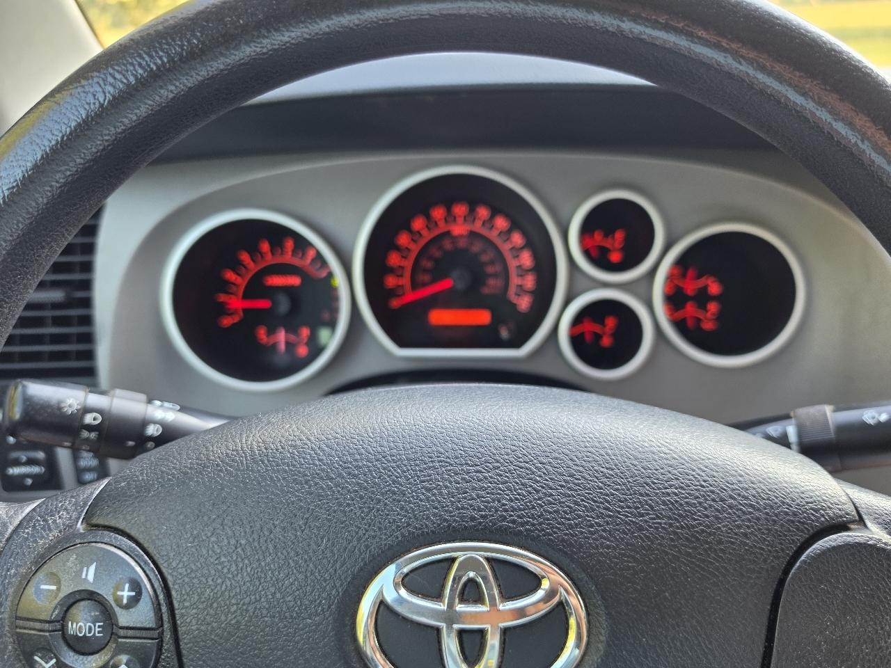 Toyota Tundra 4WD Truck CrewMax 5.7L FFV V8 6-Spd AT (Natl) 2012