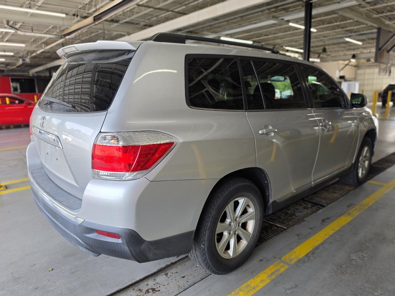 Toyota Highlander FWD 4dr V6 Base (Natl) 2011