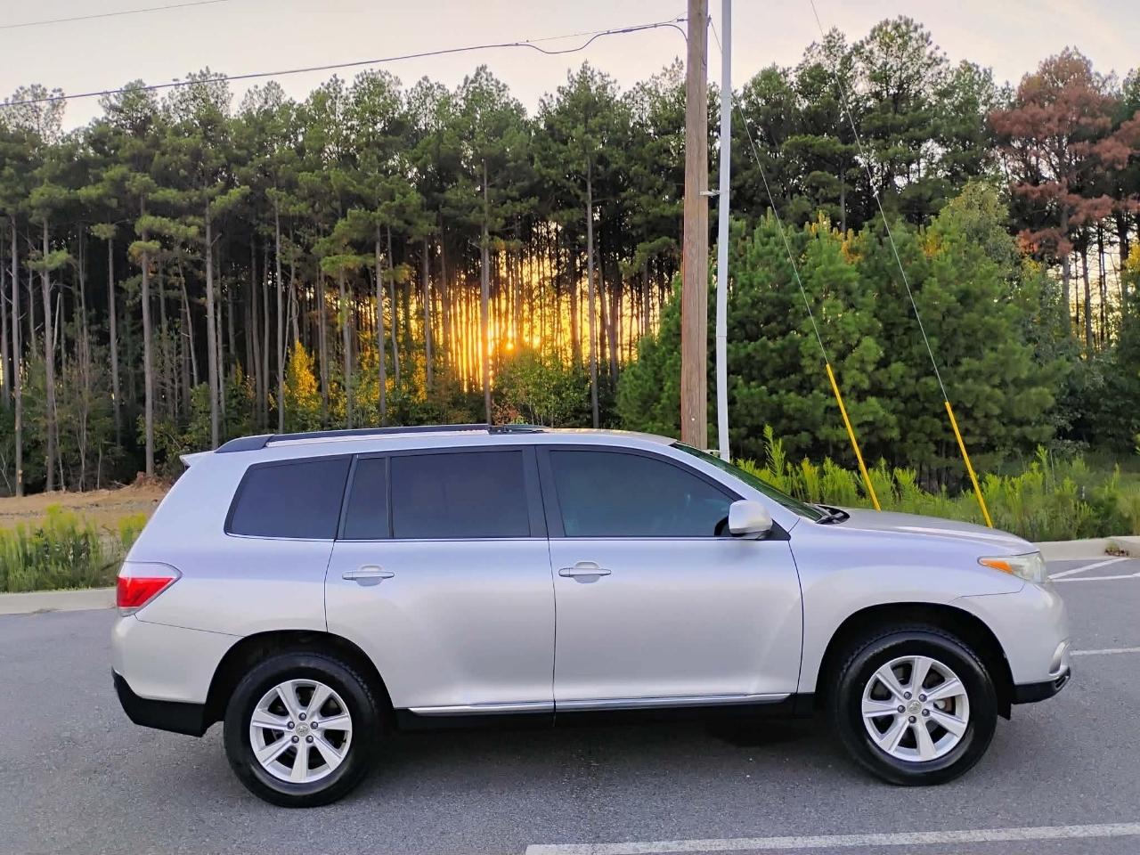 Toyota Highlander FWD 4dr V6 Base (Natl) 2011