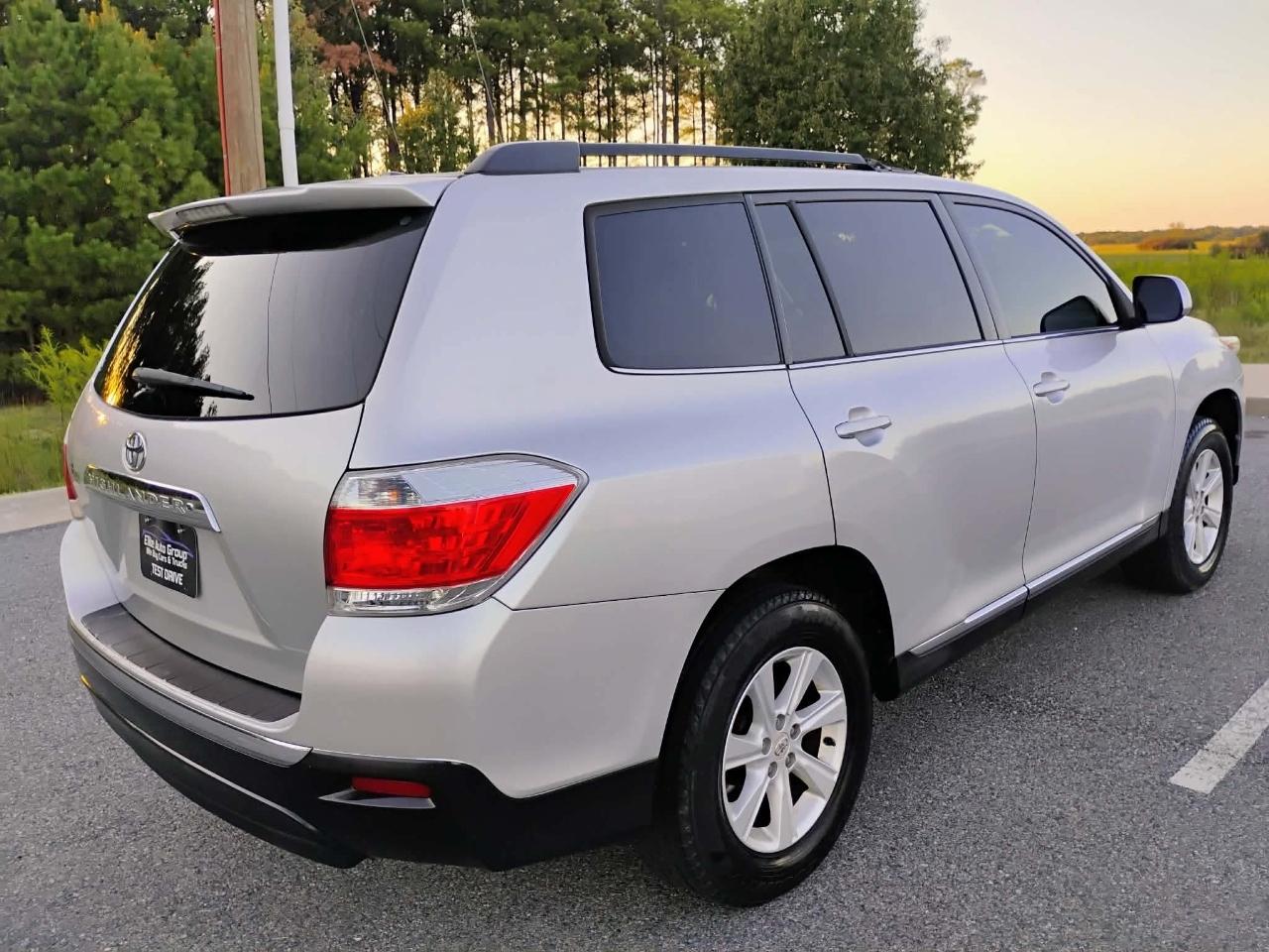 Toyota Highlander FWD 4dr V6 Base (Natl) 2011
