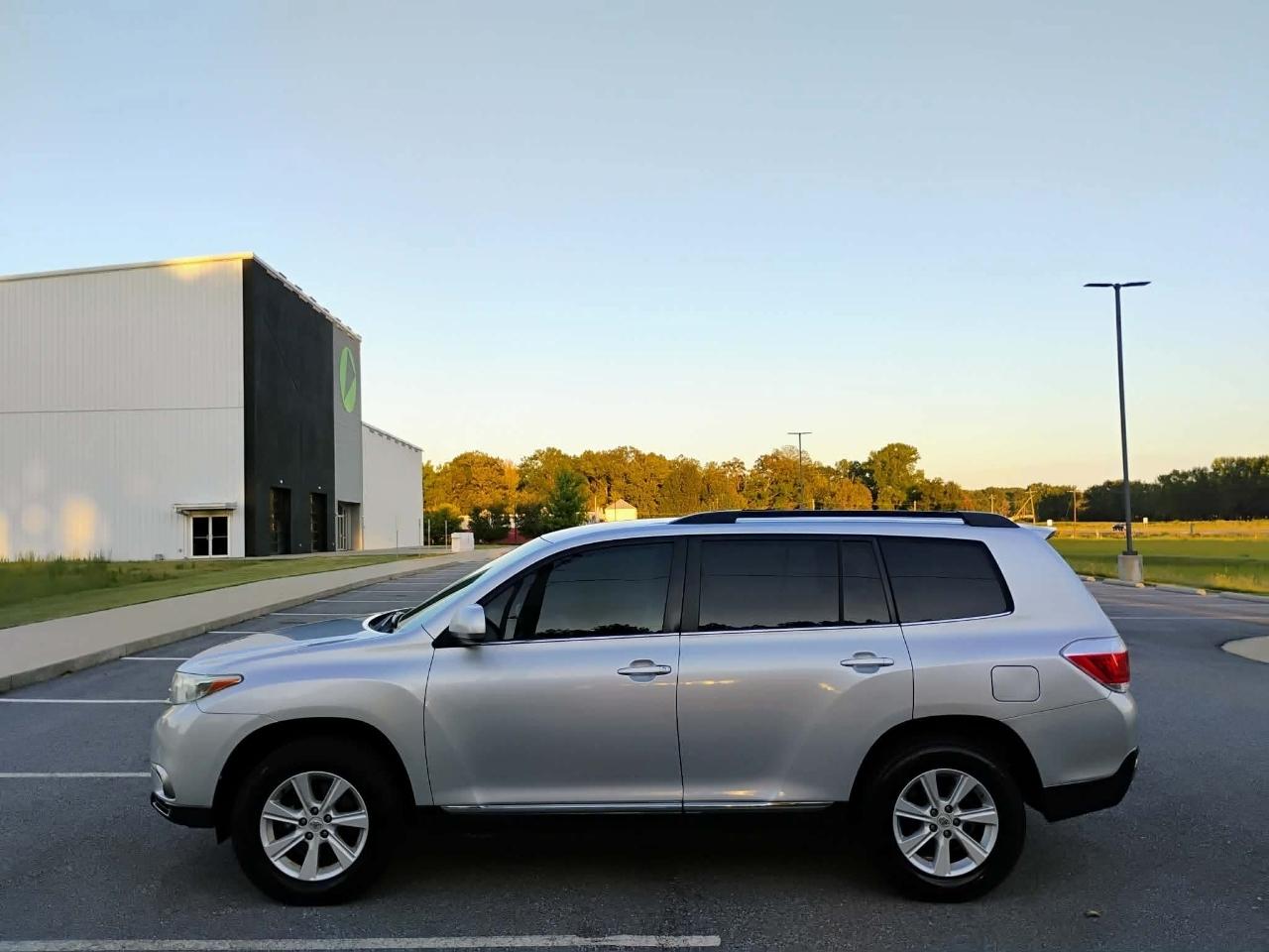 Toyota Highlander FWD 4dr V6 Base (Natl) 2011