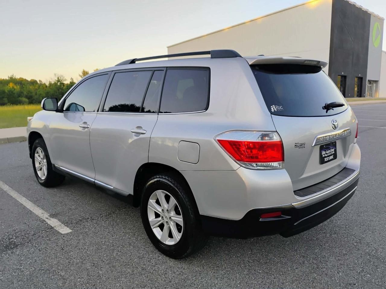 Toyota Highlander FWD 4dr V6 Base (Natl) 2011