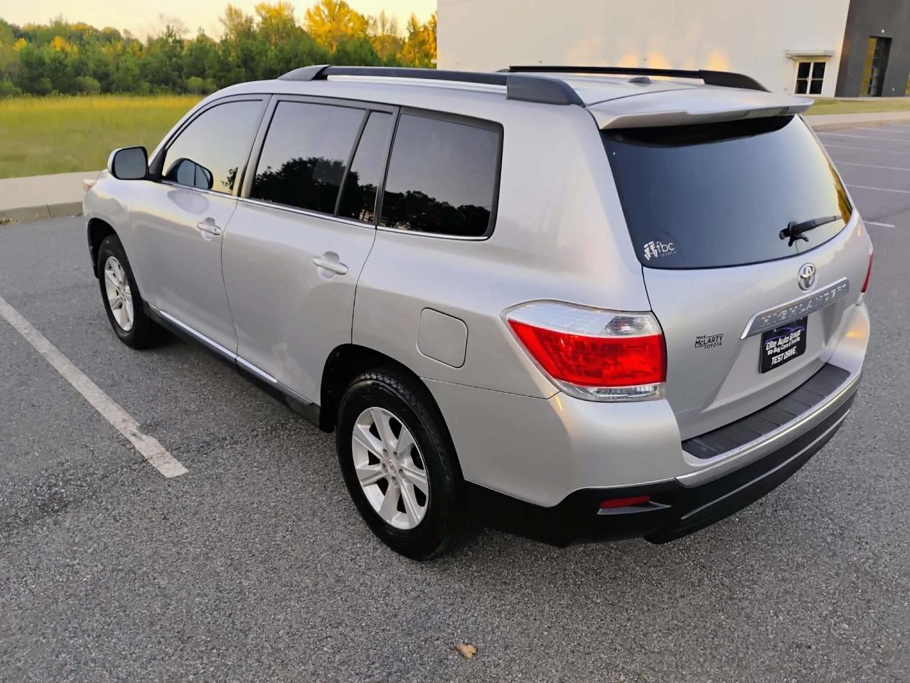 Toyota Highlander FWD 4dr V6 Base (Natl) 2011