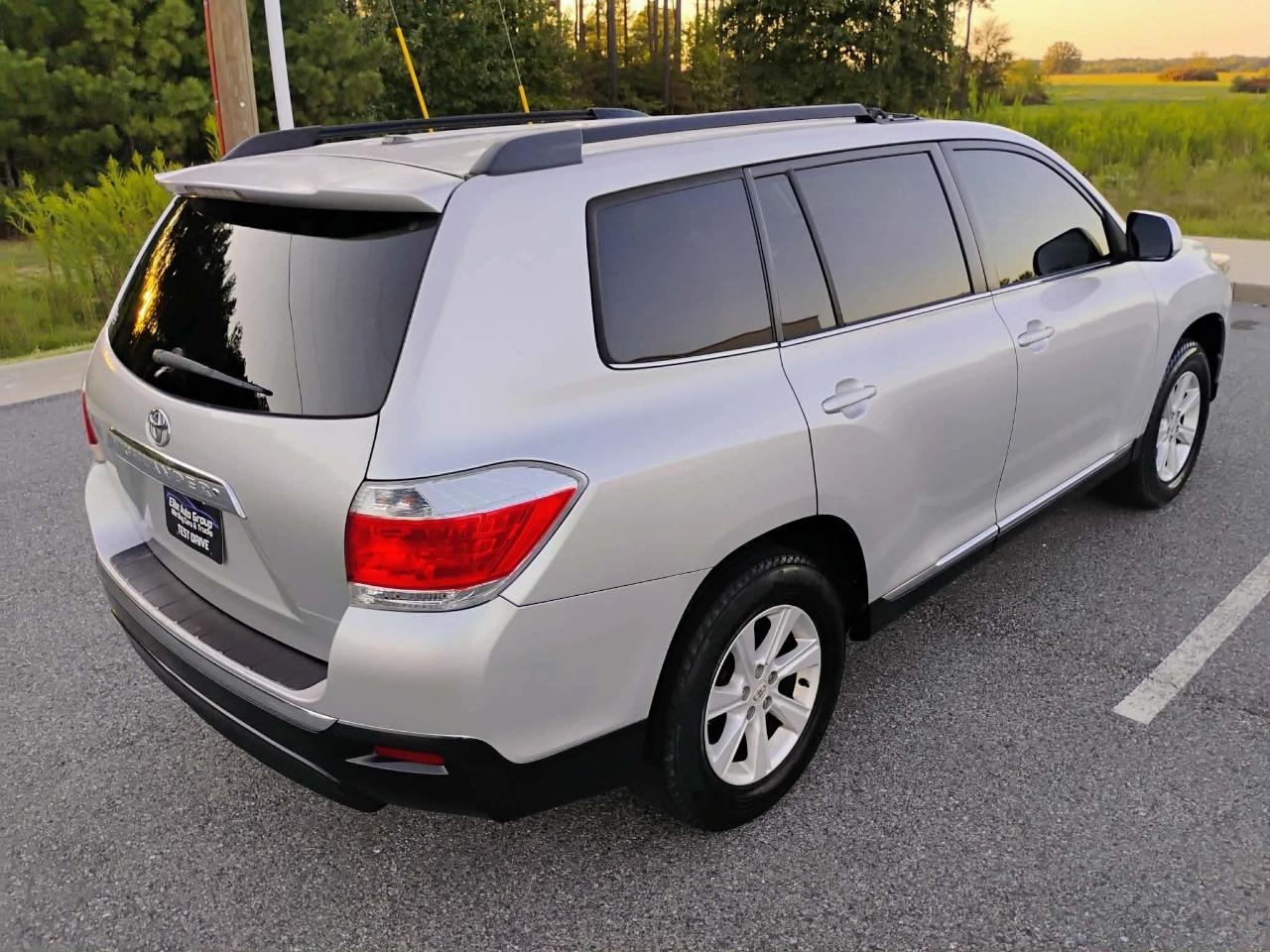 Toyota Highlander FWD 4dr V6 Base (Natl) 2011