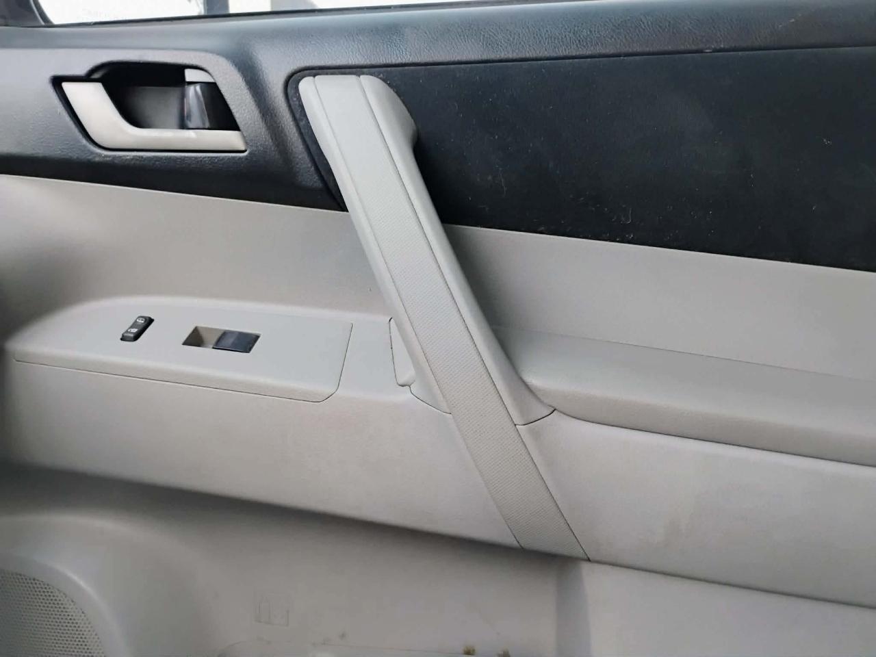 Toyota Highlander FWD 4dr V6 Base (Natl) 2011