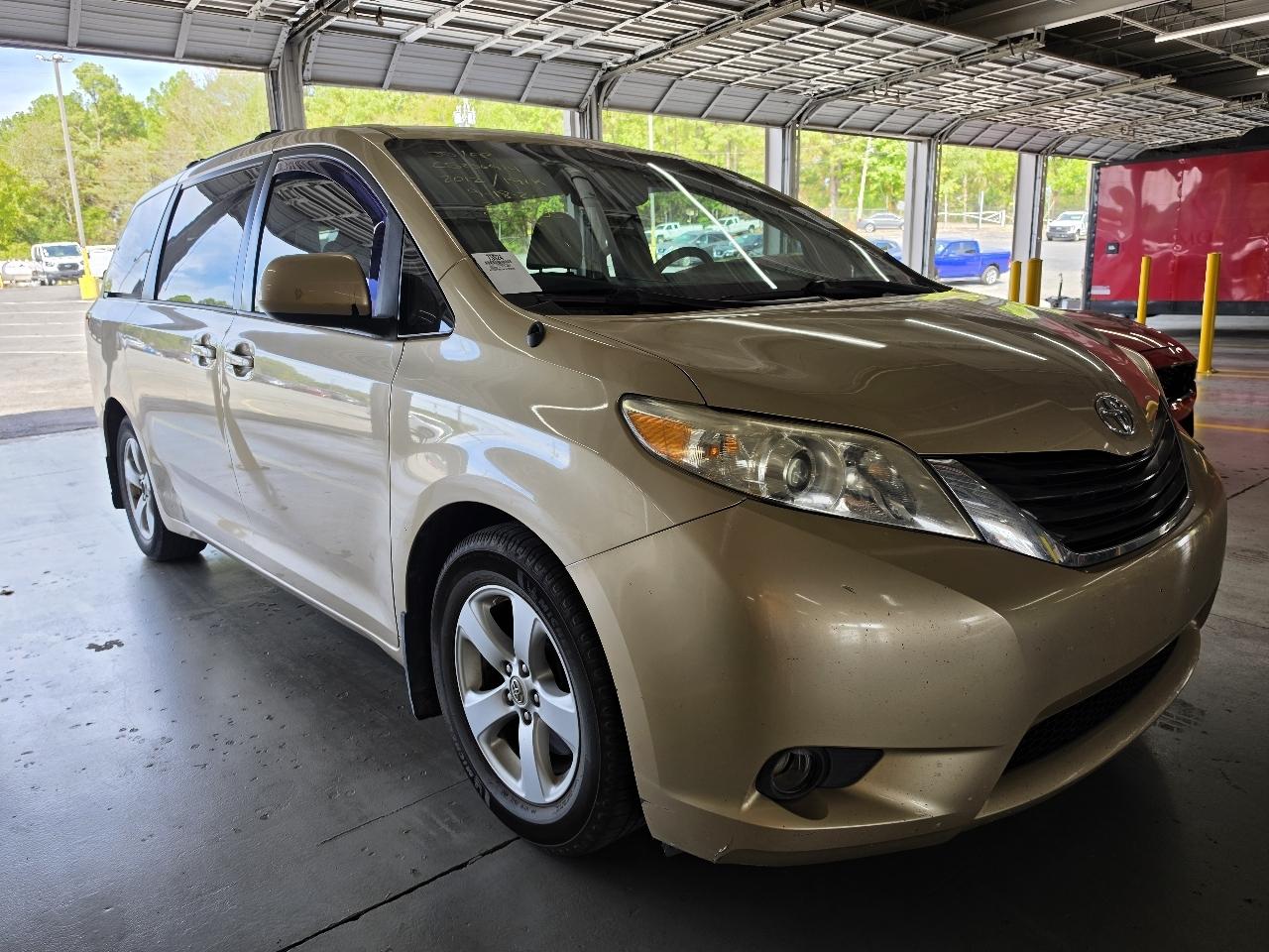 Toyota Sienna 5dr 7-Pass Van V6 LE FWD (Natl) 2012