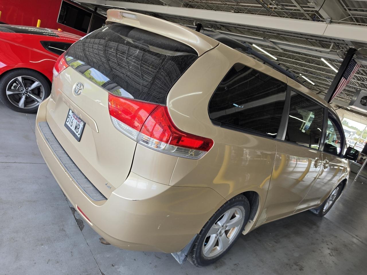Toyota Sienna 5dr 7-Pass Van V6 LE FWD (Natl) 2012